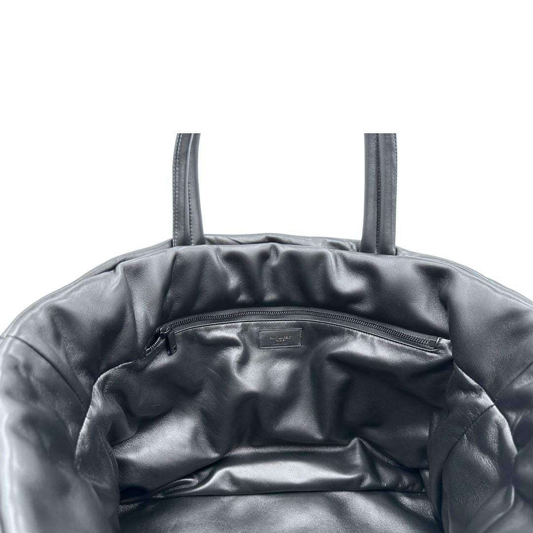 Interno di una borsa Saint Laurent in pelle imbottita nera con logo in rilievo Saint Laurent sul front, usata, originale, second hand, in condizioni eccellenti.
