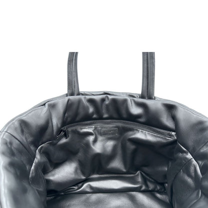 Interno di una borsa Saint Laurent in pelle imbottita nera con logo in rilievo Saint Laurent sul front, usata, originale, second hand, in condizioni eccellenti.