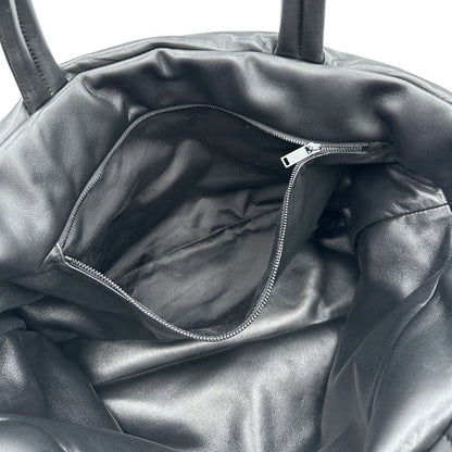 Interno di una borsa Saint Laurent in pelle imbottita nera con logo in rilievo Saint Laurent sul front, usata, originale, second hand, in condizioni eccellenti.
