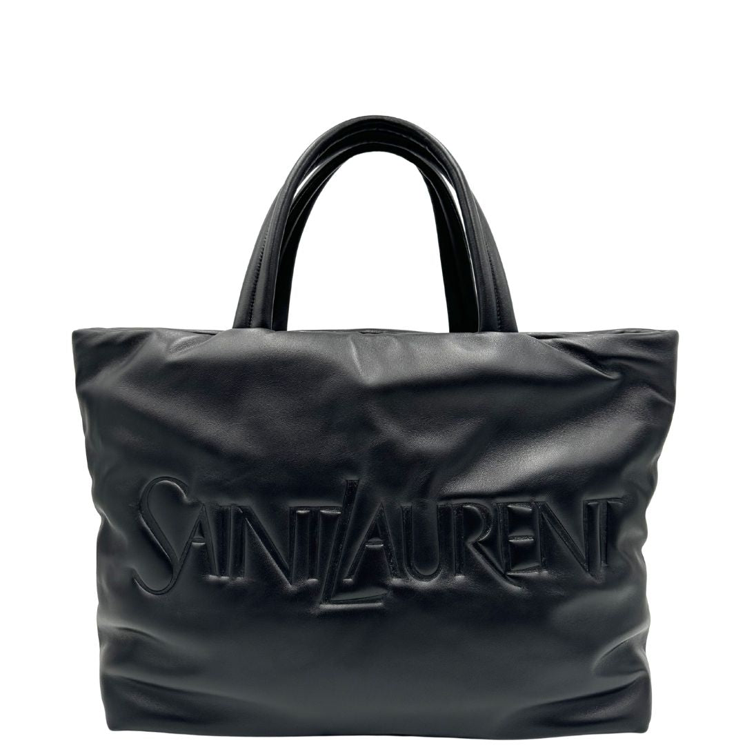 Front di una borsa Saint Laurent in pelle imbottita nera con logo in rilievo Saint Laurent sul front, usata, originale, second hand, in condizioni eccellenti.