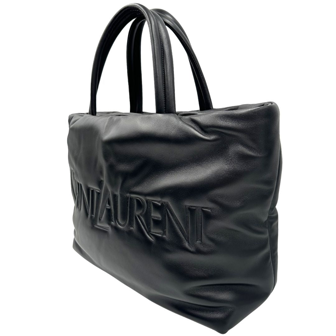 Laterale destro di una borsa Saint Laurent in pelle imbottita nera con logo in rilievo Saint Laurent sul front, usata, originale, second hand, in condizioni eccellenti.
