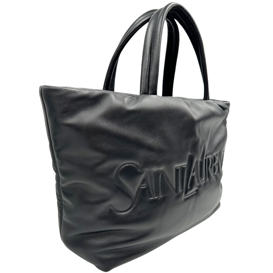 Laterale sinistro di una borsa Saint Laurent in pelle imbottita nera con logo in rilievo Saint Laurent sul front, usata, originale, second hand, in condizioni eccellenti.
