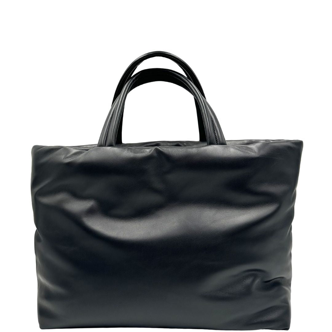 Retro di una borsa Saint Laurent in pelle imbottita nera con logo in rilievo Saint Laurent sul front, usata, originale, second hand, in condizioni eccellenti.