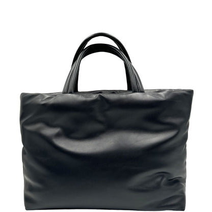 Retro di una borsa Saint Laurent in pelle imbottita nera con logo in rilievo Saint Laurent sul front, usata, originale, second hand, in condizioni eccellenti.