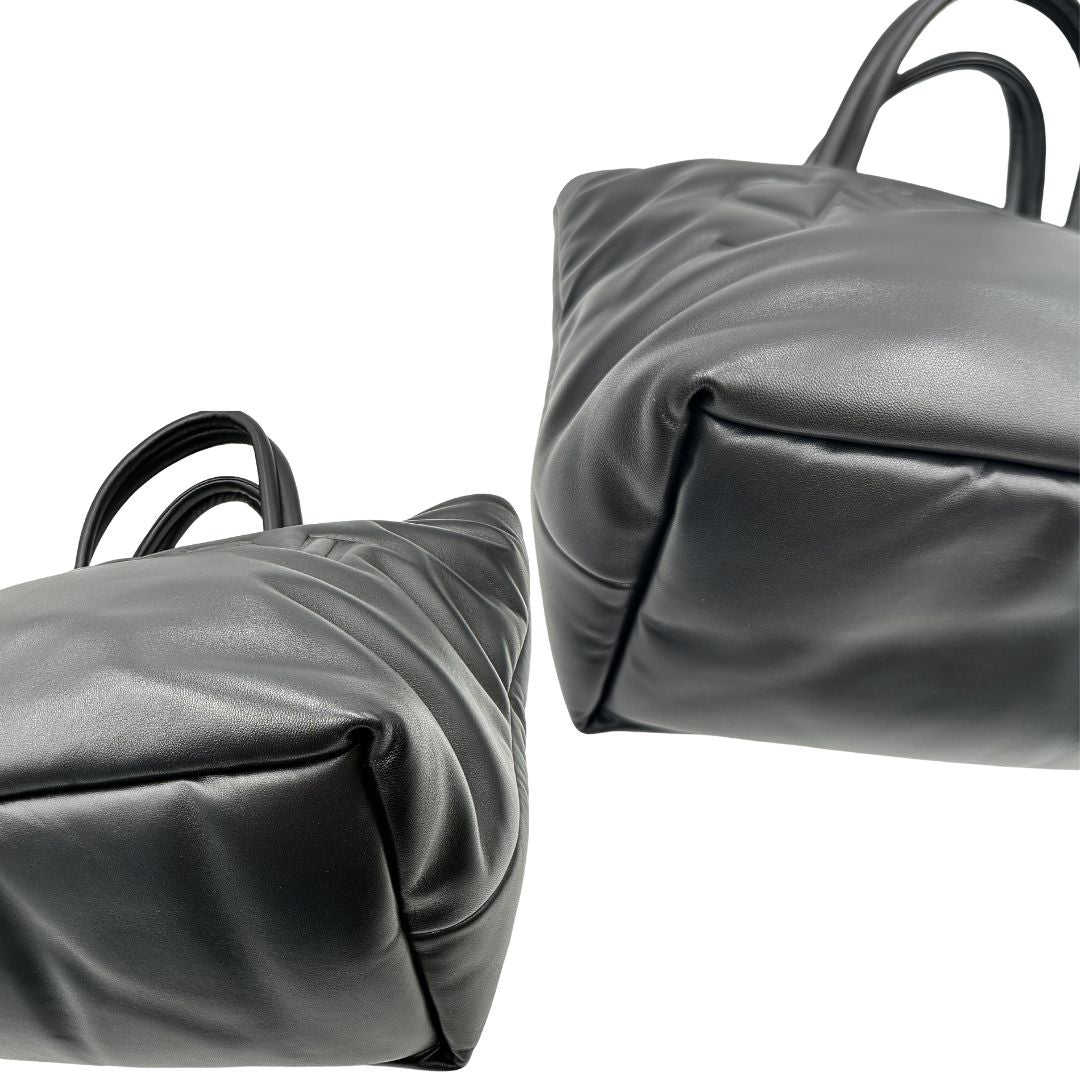 Angoli di una borsa Saint Laurent in pelle imbottita nera con logo in rilievo Saint Laurent sul front, usata, originale, second hand, in condizioni eccellenti.