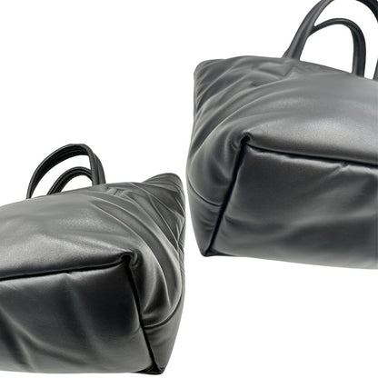Angoli di una borsa Saint Laurent in pelle imbottita nera con logo in rilievo Saint Laurent sul front, usata, originale, second hand, in condizioni eccellenti.