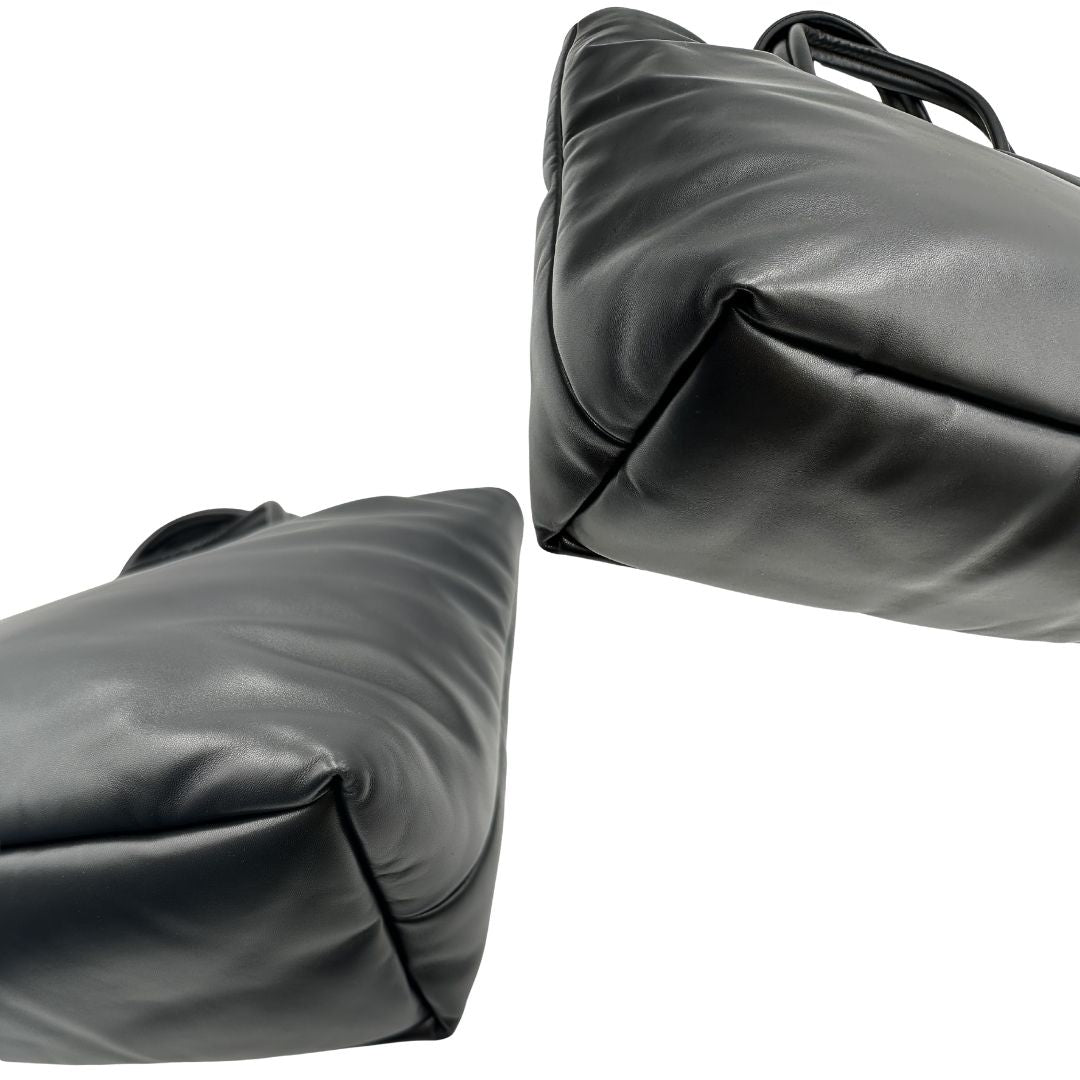Angoli di una borsa Saint Laurent in pelle imbottita nera con logo in rilievo Saint Laurent sul front, usata, originale, second hand, in condizioni eccellenti.