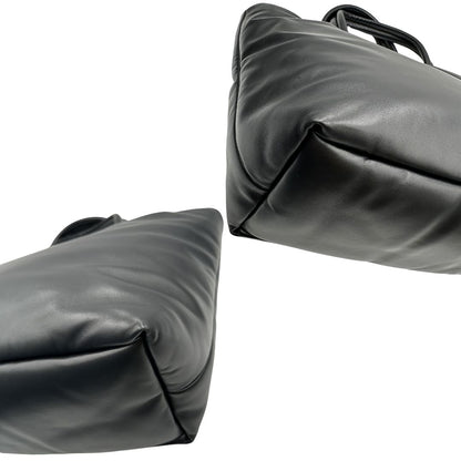 Angoli di una borsa Saint Laurent in pelle imbottita nera con logo in rilievo Saint Laurent sul front, usata, originale, second hand, in condizioni eccellenti.