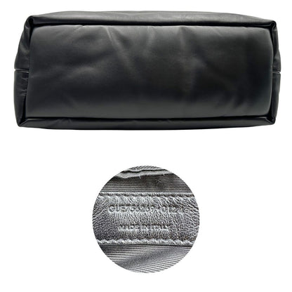 Base e codice di una borsa Saint Laurent in pelle imbottita nera con logo in rilievo Saint Laurent sul front, usata, originale, second hand, in condizioni eccellenti.