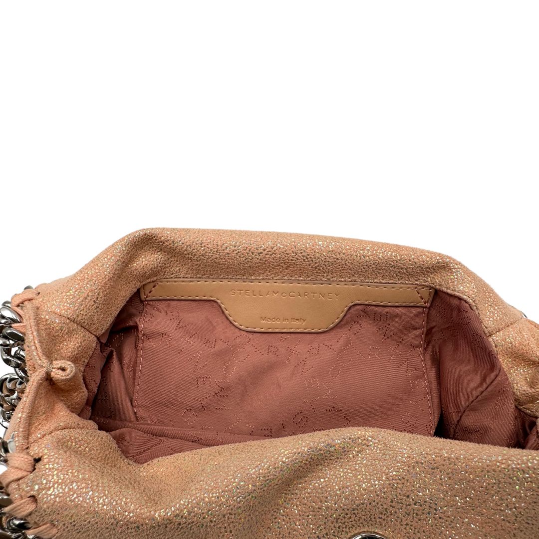 interno Borsa Falabella con base colore rosa effetto olografico, nella versione mini, di lusso originale, ottime condizioni, usata. 