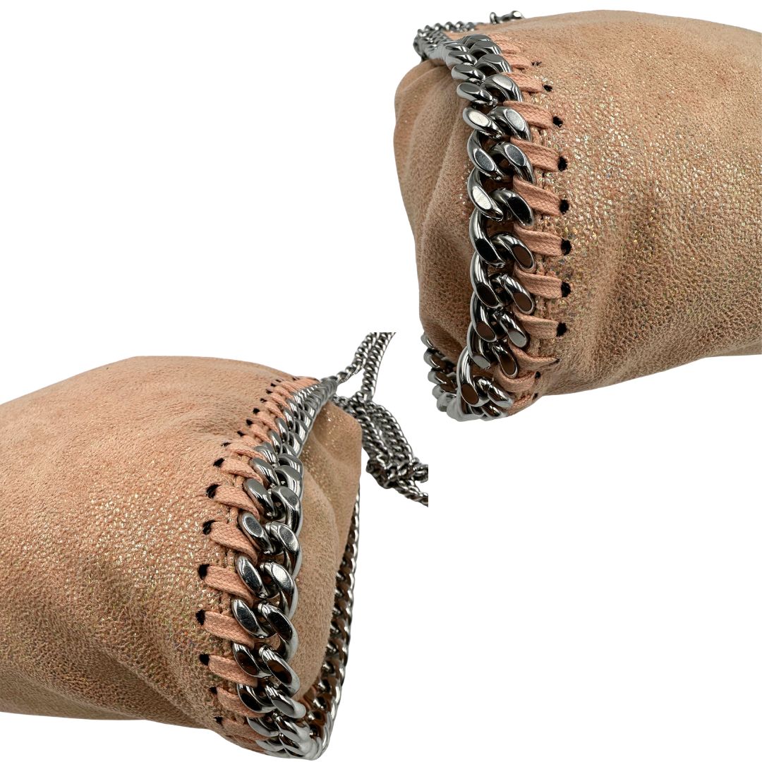 angoli Borsa Falabella con base colore rosa effetto olografico, nella versione mini, di lusso originale, ottime condizioni, usata. 