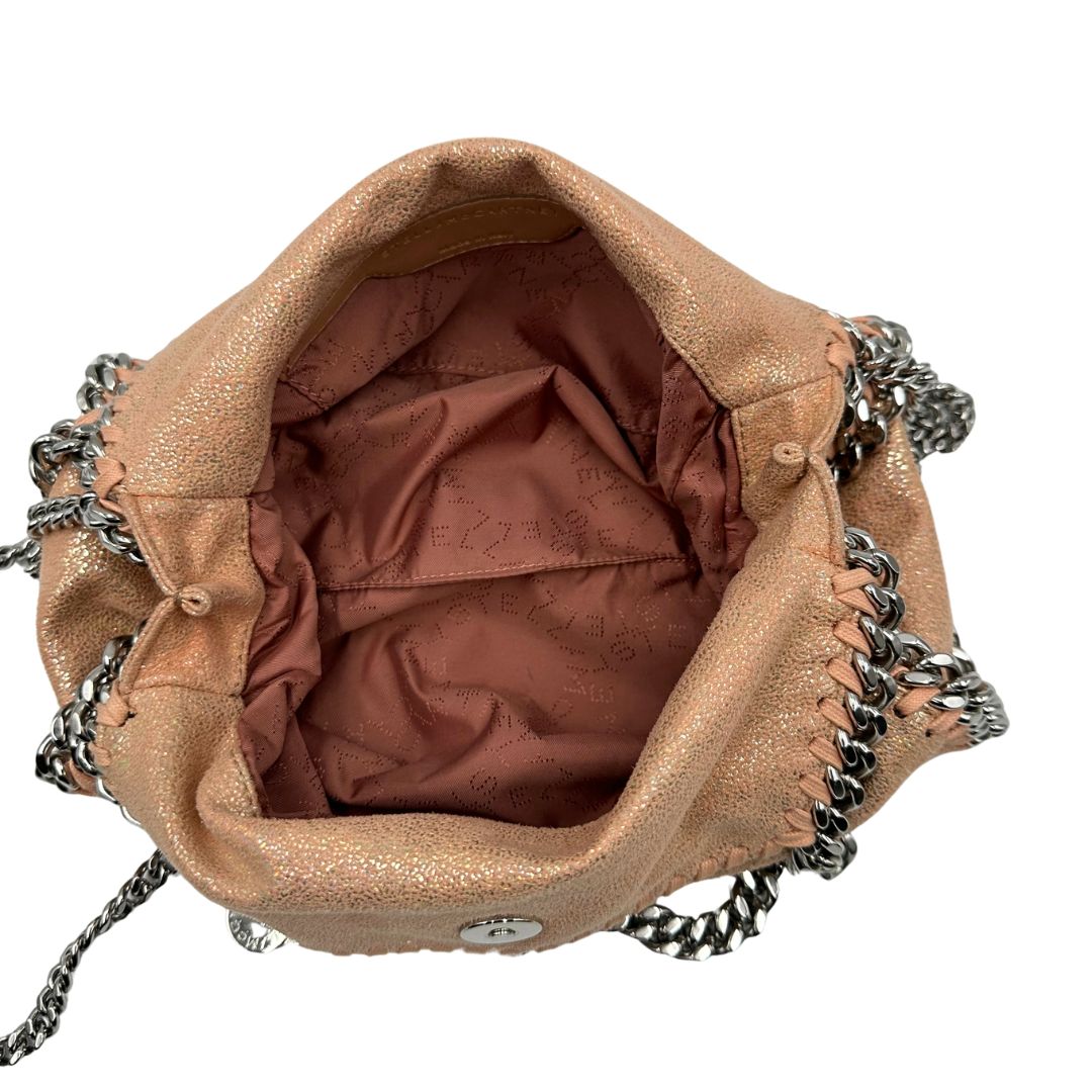 interno Borsa Falabella con base colore rosa effetto olografico, nella versione mini, di lusso originale, ottime condizioni, usata. 