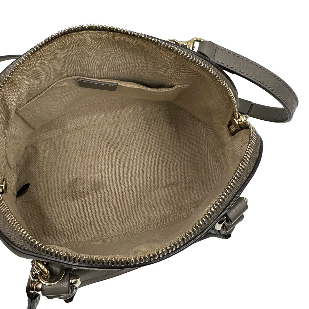 interno Borsa Gucci in pelle microgucissima grigia, di lusso, originale, ottime condizioni, usata. 