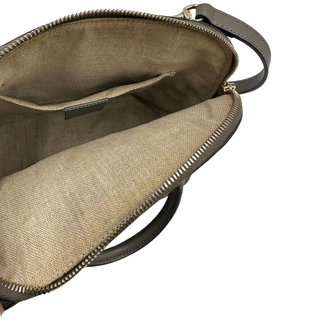interno Borsa Gucci in pelle microgucissima grigia, di lusso, originale, ottime condizioni, usata. 