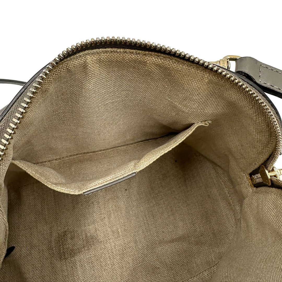 interno Borsa Gucci in pelle microgucissima grigia, di lusso, originale, ottime condizioni, usata. 