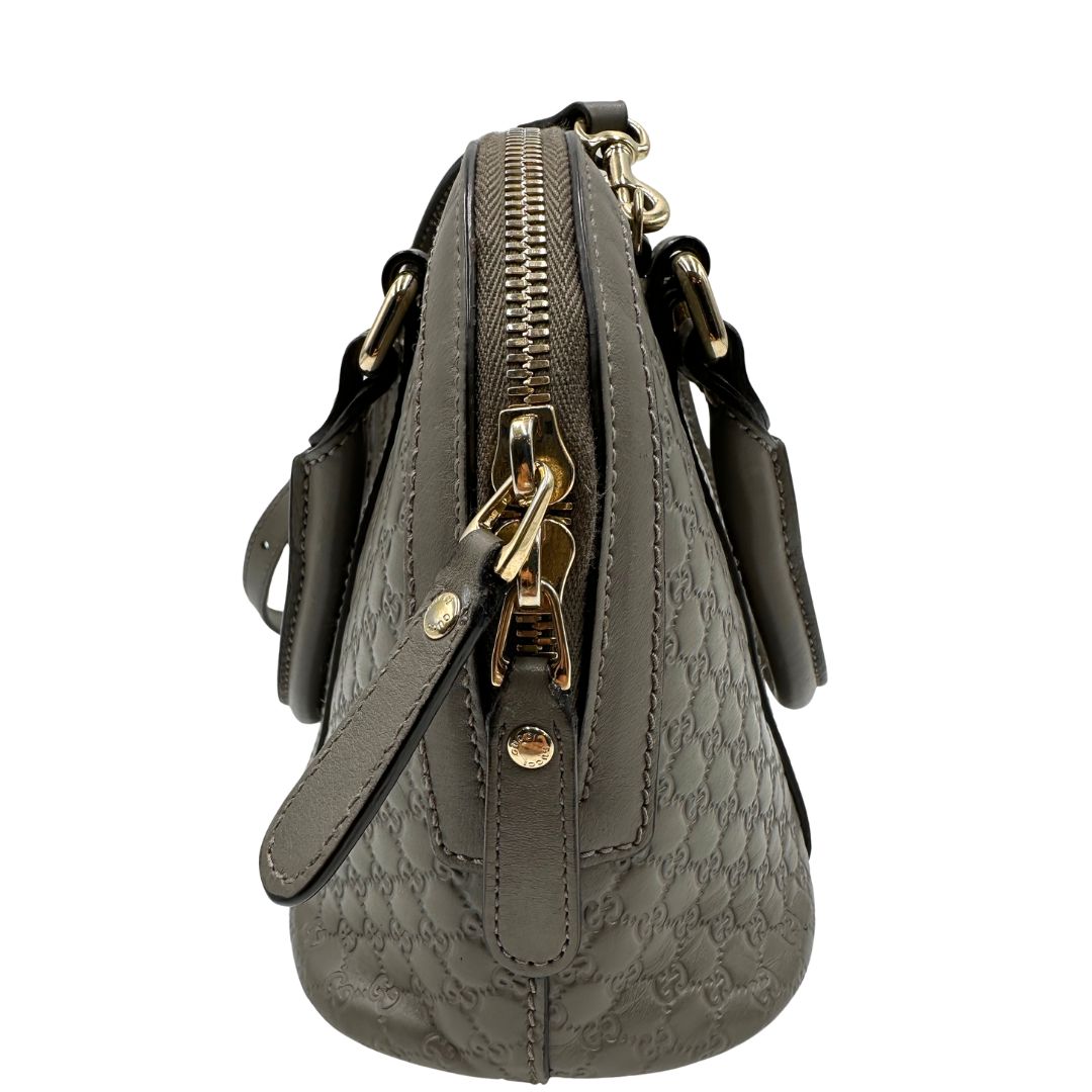 lato Borsa Gucci in pelle microgucissima grigia, di lusso, originale, ottime condizioni, usata.