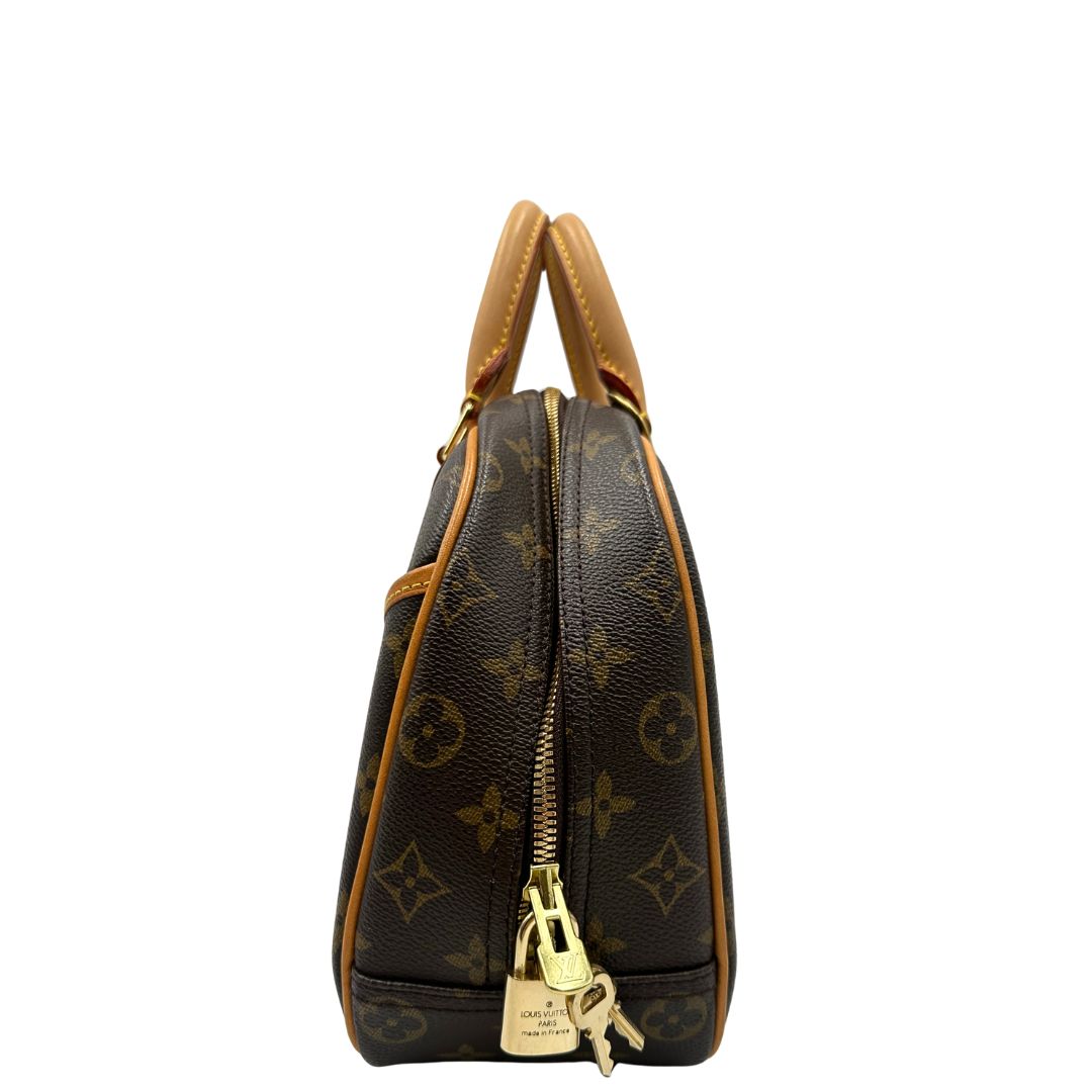 Laterale di una borsa LV Trouville in tela monogram e vacchetta naturale, usata, originale, second hand, in ottime condizioni.