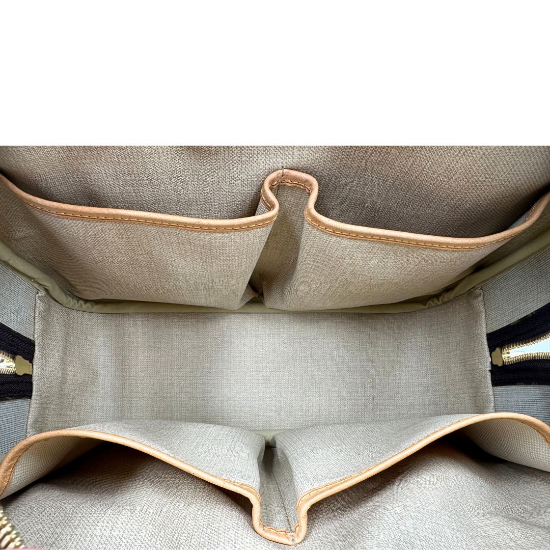 Interno di una borsa LV Trouville in tela monogram e vacchetta naturale, usata, originale, second hand, in ottime condizioni.