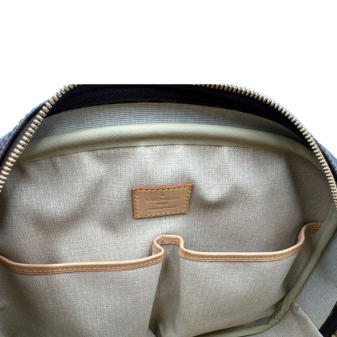 Interno di una borsa LV Trouville in tela monogram e vacchetta naturale, usata, originale, second hand, in ottime condizioni.