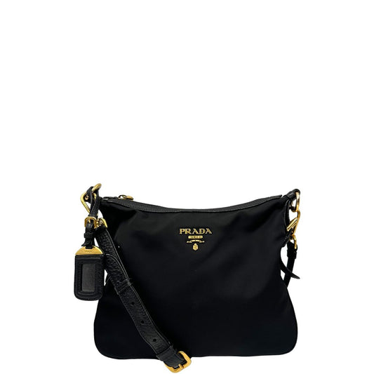 Front di una borsa a tracolla Prada in nylon nero con dettagli in pelle tono su tono e parti metalliche dorate, usata, originale, second hand, in ottime condizioni.