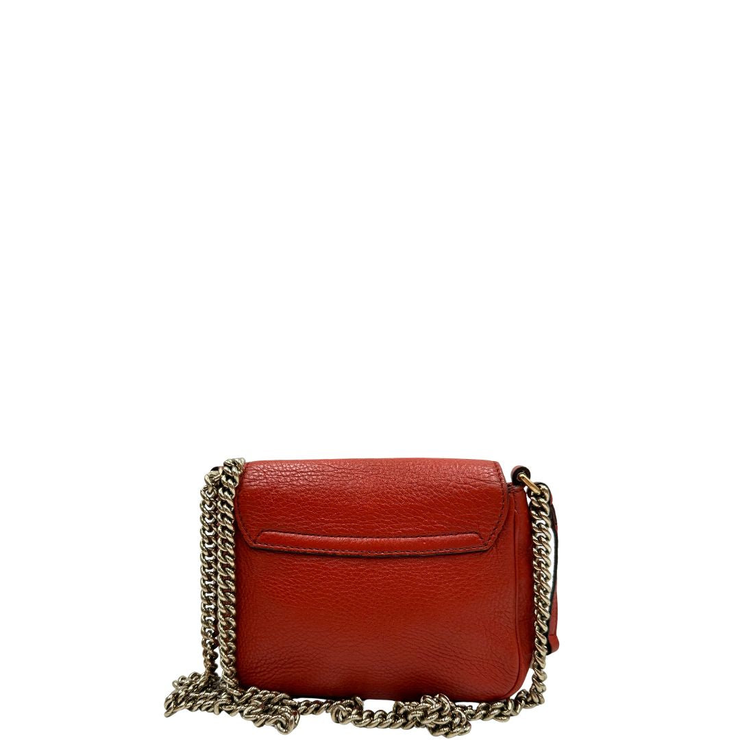 retro Borsa Gucci Soho in pelle rosso corallo impreziosita da nappa decorativa, di lusso, originale, ottime condizioni, usata. 