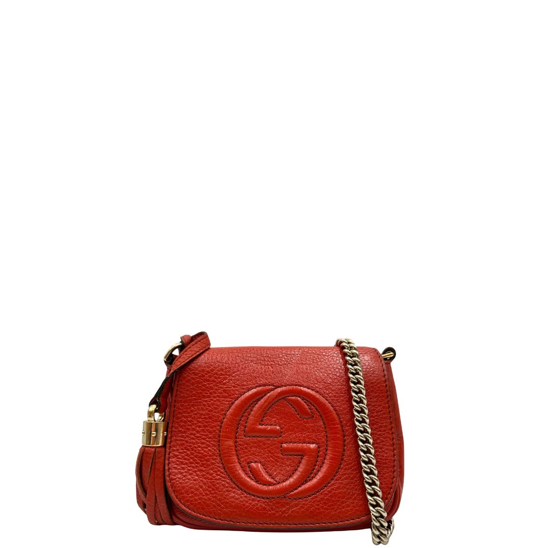 front Borsa Gucci Soho in pelle rosso corallo impreziosita da nappa decorativa, di lusso, originale, ottime condizioni, usata. 