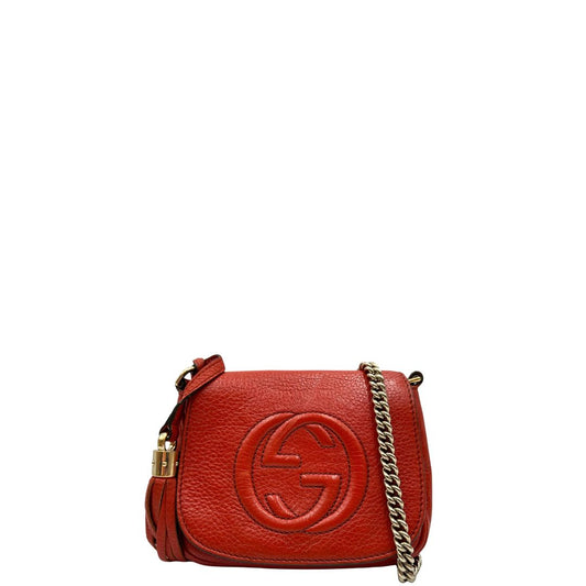 front Borsa Gucci Soho in pelle rosso corallo impreziosita da nappa decorativa, di lusso, originale, ottime condizioni, usata. 