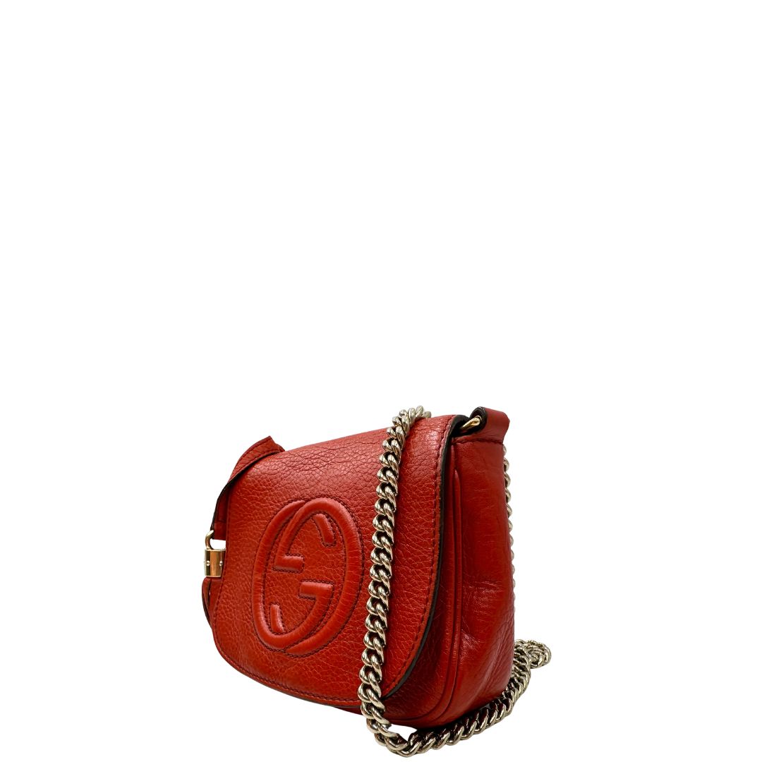 lato Borsa Gucci Soho in pelle rosso corallo impreziosita da nappa decorativa, di lusso, originale, ottime condizioni, usata. 