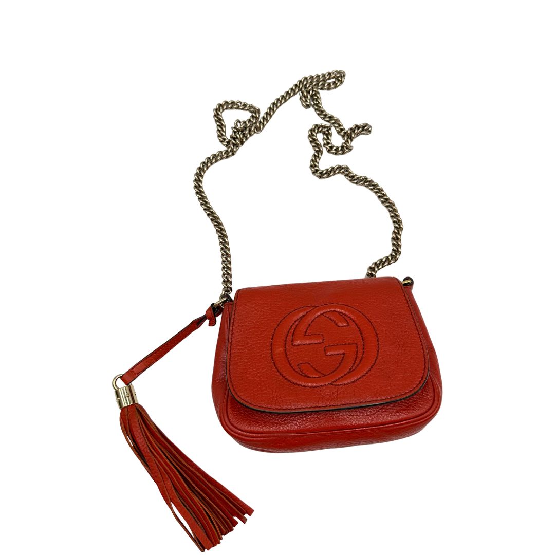 Borsa Gucci Soho in pelle rosso corallo impreziosita da nappa decorativa, di lusso, originale, ottime condizioni, usata. 
