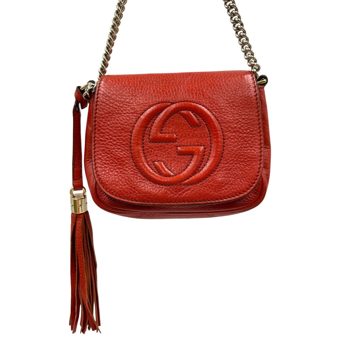 Borsa Gucci Soho in pelle rosso corallo impreziosita da nappa decorativa, di lusso, originale, ottime condizioni, usata. 