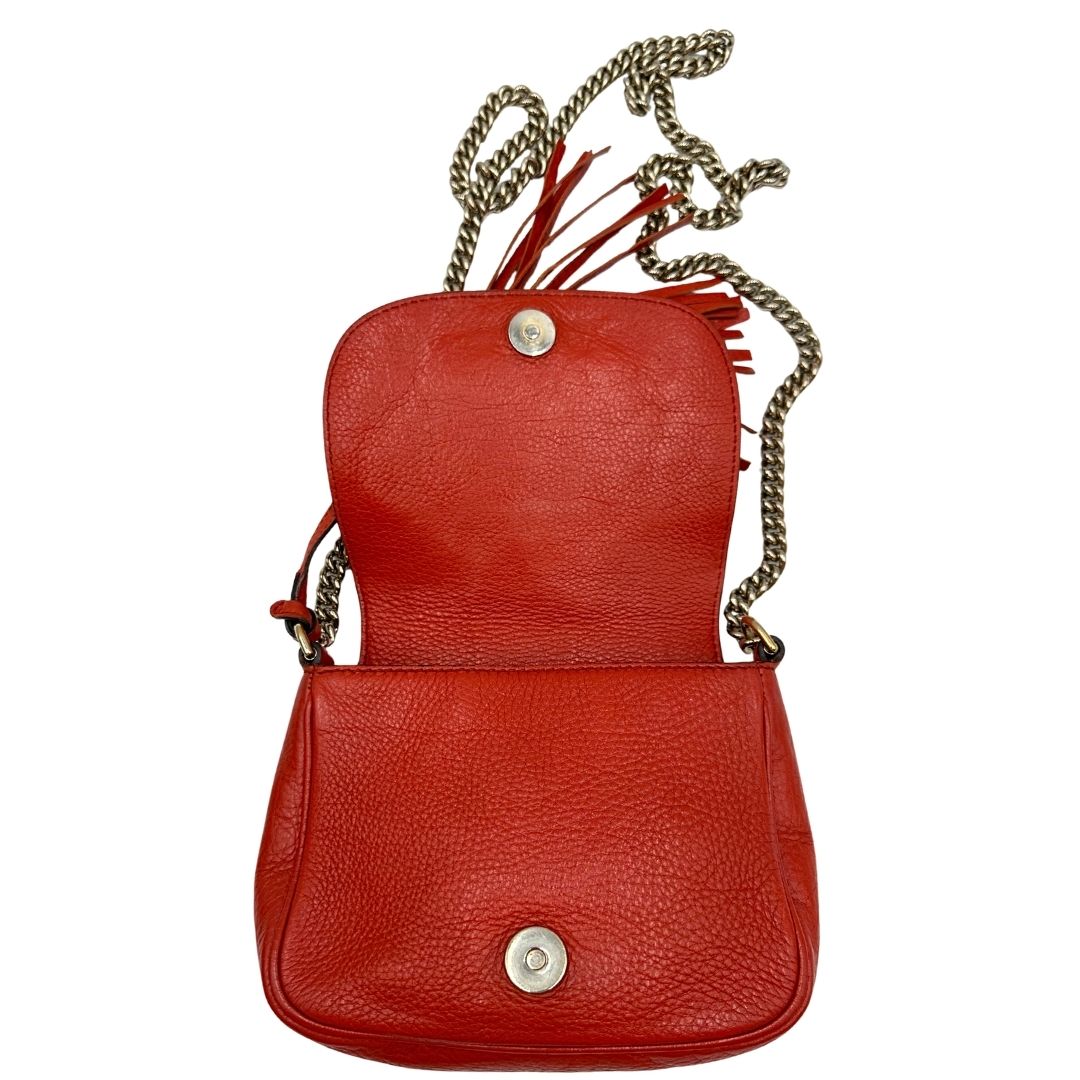 interno Borsa Gucci Soho in pelle rosso corallo impreziosita da nappa decorativa, di lusso, originale, ottime condizioni, usata.