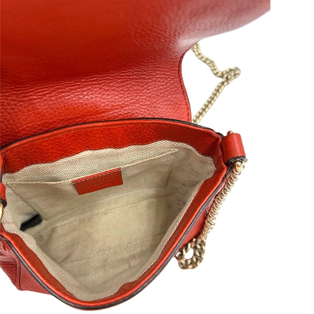 interno Borsa Gucci Soho in pelle rosso corallo impreziosita da nappa decorativa, di lusso, originale, ottime condizioni, usata.