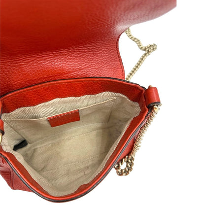 interno Borsa Gucci Soho in pelle rosso corallo impreziosita da nappa decorativa, di lusso, originale, ottime condizioni, usata.