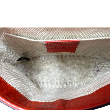 interno Borsa Gucci Soho in pelle rosso corallo impreziosita da nappa decorativa, di lusso, originale, ottime condizioni, usata.