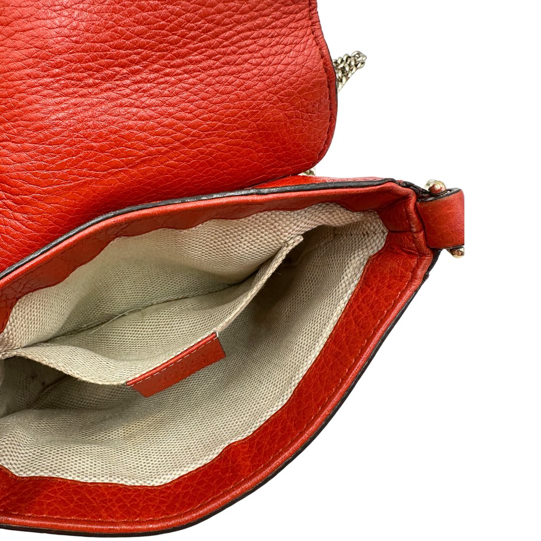 interno Borsa Gucci Soho in pelle rosso corallo impreziosita da nappa decorativa, di lusso, originale, ottime condizioni, usata.