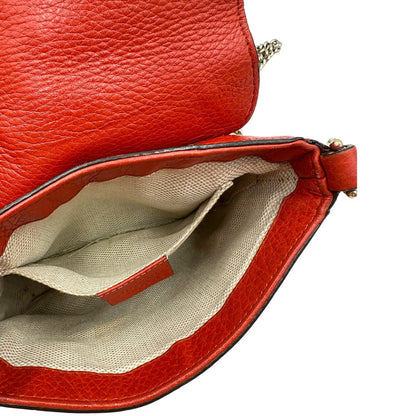 interno Borsa Gucci Soho in pelle rosso corallo impreziosita da nappa decorativa, di lusso, originale, ottime condizioni, usata.