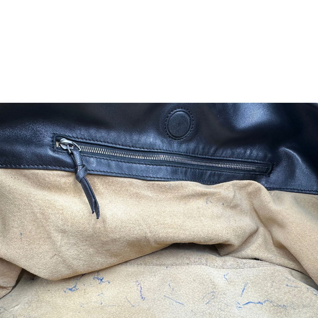 interno  Borsa Bottega Veneta in pelle intrecciata nera, indossabile a spalla, di lusso, originale, ottime condizioni, usata.