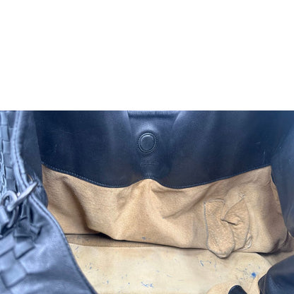 interno  Borsa Bottega Veneta in pelle intrecciata nera, indossabile a spalla, di lusso, originale, ottime condizioni, usata.