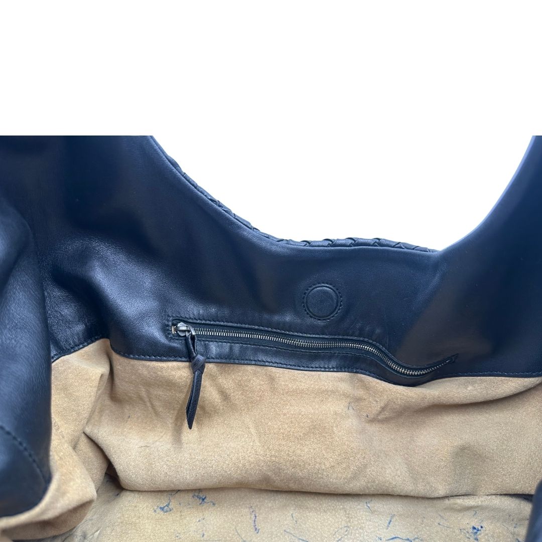 interno  Borsa Bottega Veneta in pelle intrecciata nera, indossabile a spalla, di lusso, originale, ottime condizioni, usata.