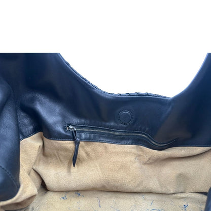 interno  Borsa Bottega Veneta in pelle intrecciata nera, indossabile a spalla, di lusso, originale, ottime condizioni, usata.