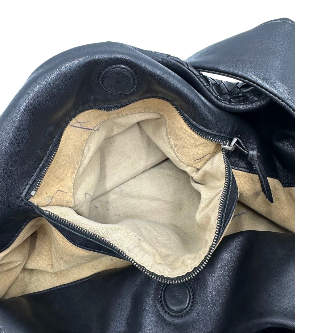 interno  Borsa Bottega Veneta in pelle intrecciata nera, indossabile a spalla, di lusso, originale, ottime condizioni, usata.