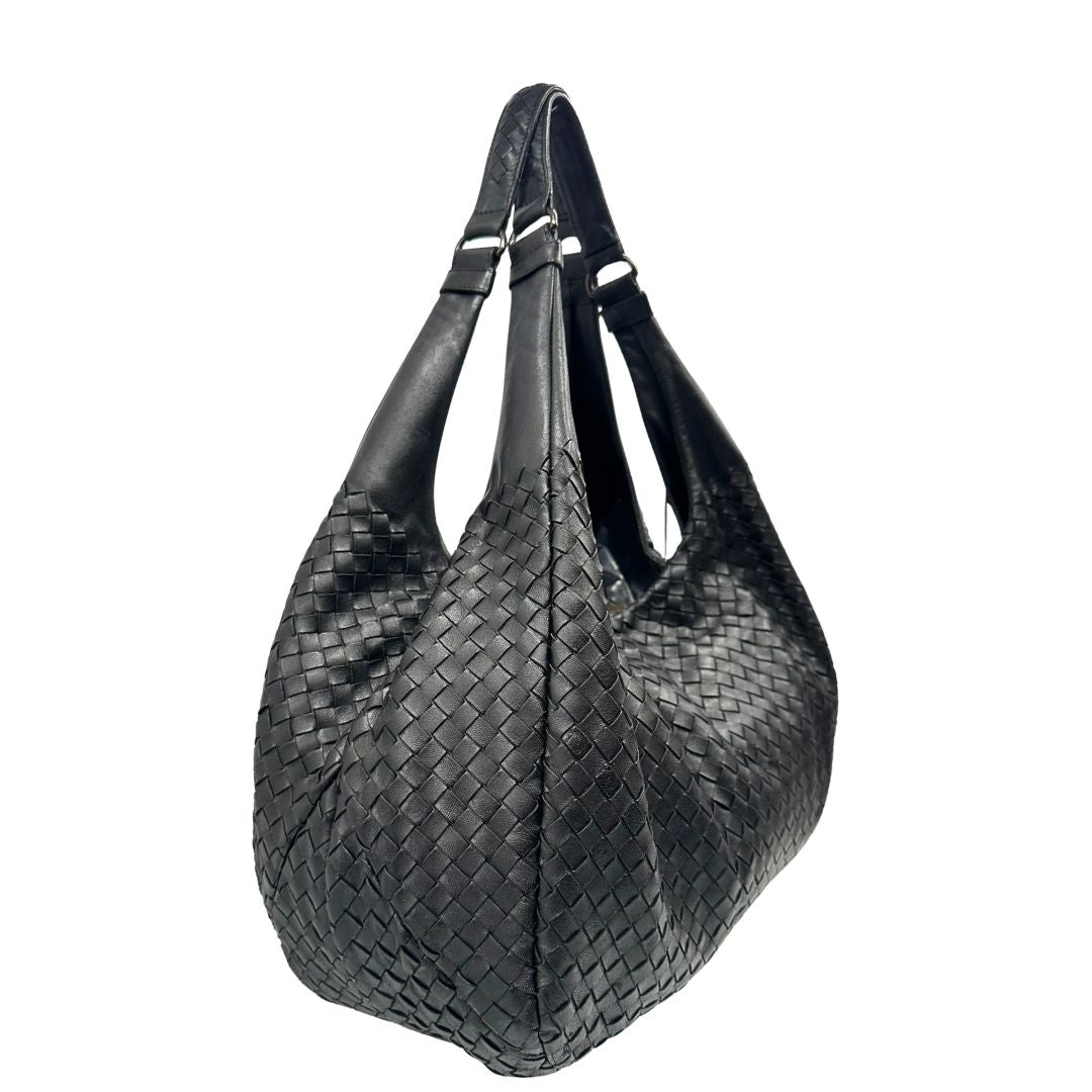 lato  Borsa Bottega Veneta in pelle intrecciata nera, indossabile a spalla, di lusso, originale, ottime condizioni, usata. 