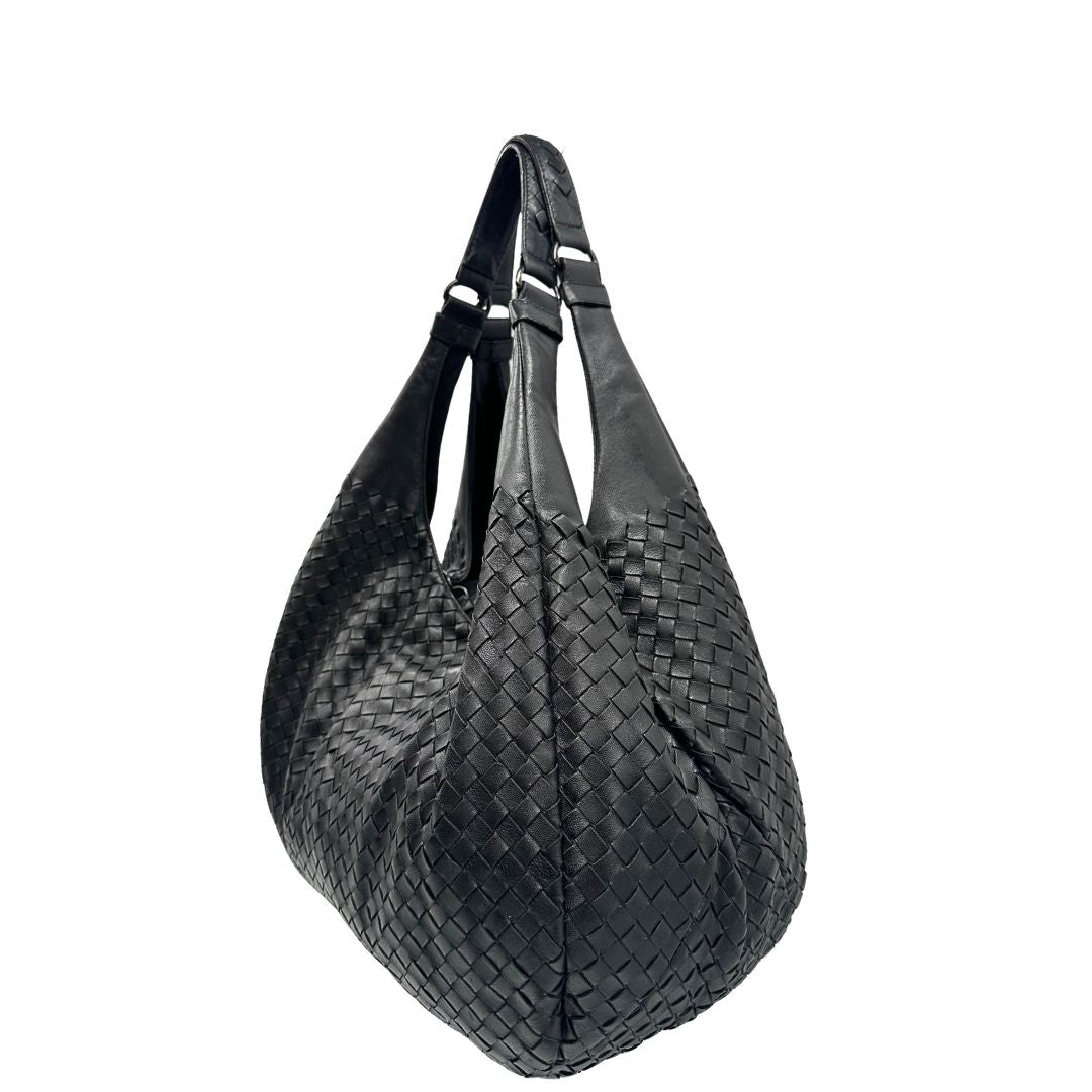 lato  Borsa Bottega Veneta in pelle intrecciata nera, indossabile a spalla, di lusso, originale, ottime condizioni, usata. 
