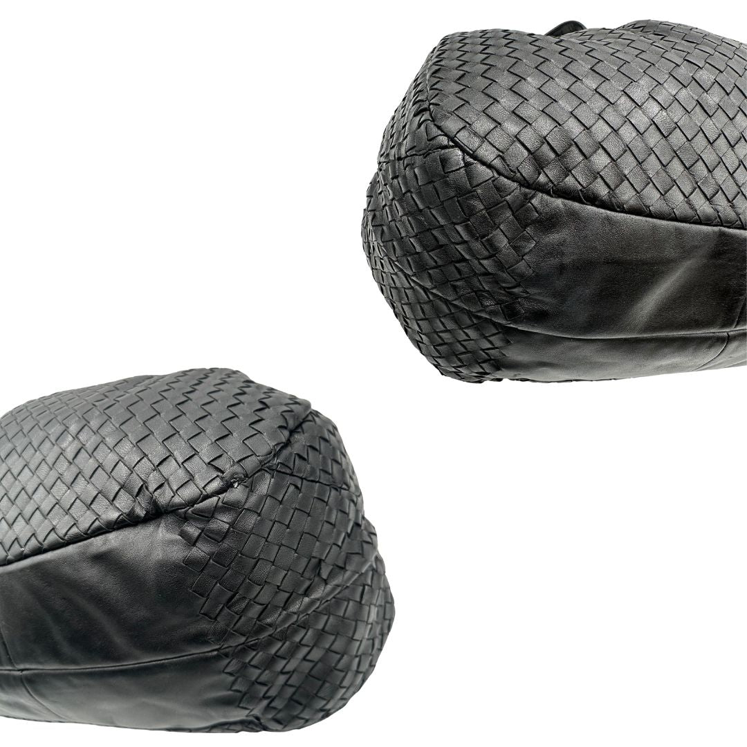 angoli Borsa Bottega Veneta in pelle intrecciata nera, indossabile a spalla, di lusso, originale, ottime condizioni, usata.