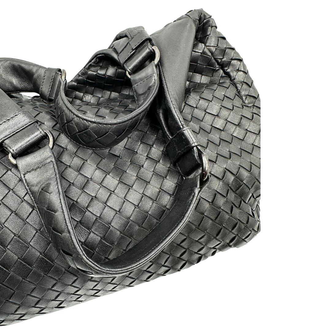 manici   Borsa Bottega Veneta in pelle intrecciata nera, indossabile a spalla, di lusso, originale, ottime condizioni, usata.