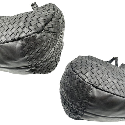 angoli  Borsa Bottega Veneta in pelle intrecciata nera, indossabile a spalla, di lusso, originale, ottime condizioni, usata. 