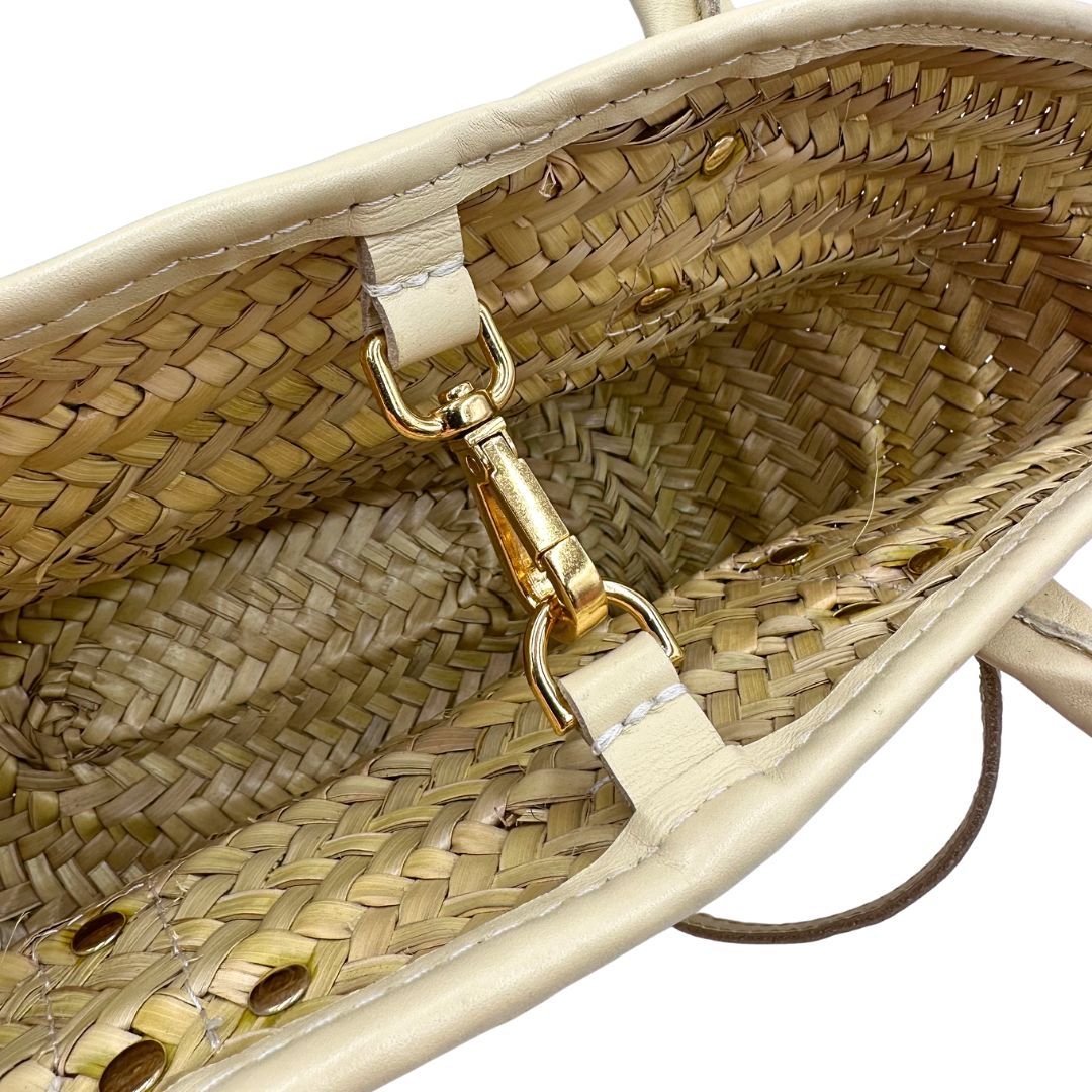 interno della  Borsa Jacquemus in rafia e pelle beige, di lusso, originale, ottime condizioni, usata. 