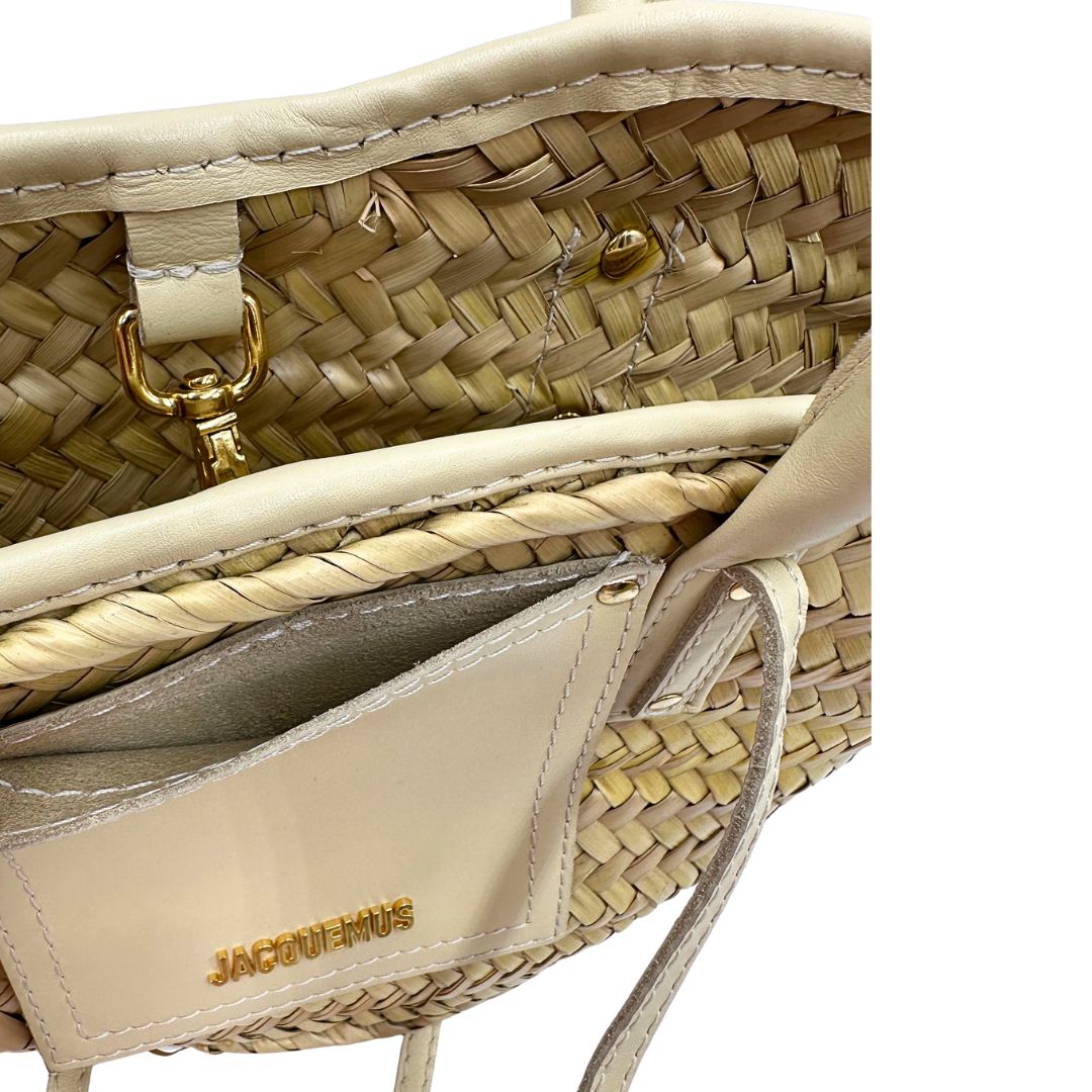 interno  Borsa Jacquemus in rafia e pelle beige, di lusso, originale, ottime condizioni, usata. 