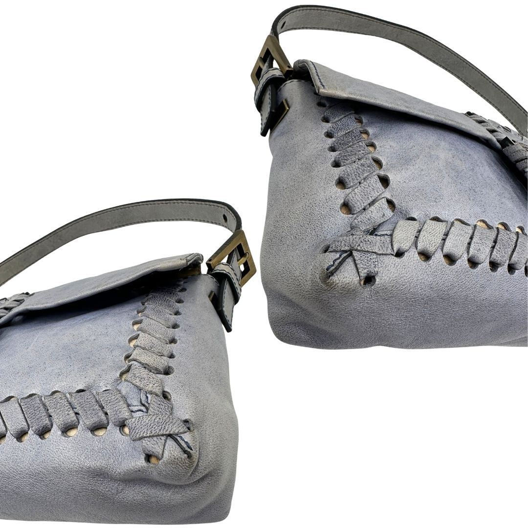 angoli Borsa Fendi Baguette in pelle color azzurro polvere con impunture, di lusso, originale, ottime condizioni, usata. 