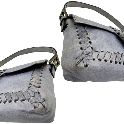 angoli Borsa Fendi Baguette in pelle color azzurro polvere con impunture, di lusso, originale, ottime condizioni, usata. 